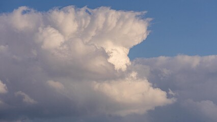 Fototapeta na wymiar Feathery clouds in the sky