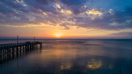 Fototapeta na wymiar sunset over the bay 