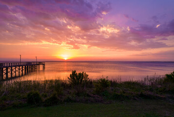 Fototapeta na wymiar sunset on the bay