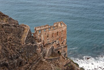 Niedaleko Los Realejos na Teneryfie, na skalistym brzegu wyspy znajdują się niesamowite ruiny...