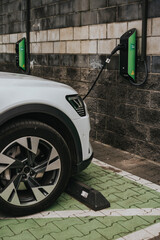Ładowanie auta elektrycznego © rozentuzjazmowany