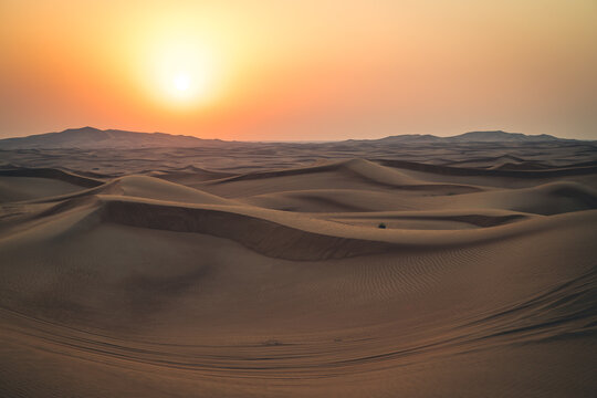 Sonnenuntergang in einer W&uuml;sten- und D&uuml;nenlandschaft in Dubai in den Vereinigten Arabischen Emiraten