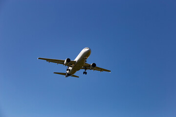 Fototapeta na wymiar Airplane flying in the blue sky.