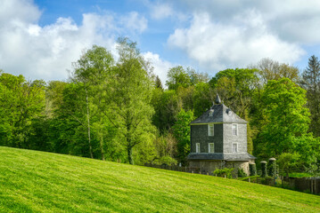 Obraz premium Park und historisches Schlossgebäude in Wuppertal Lüntenbeck