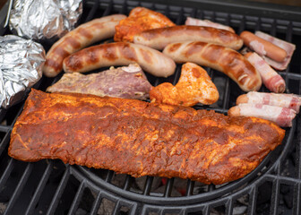 Rippchen und Bratwurst auf dem Holzkohlegrill