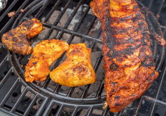Grillzeit im Garten auf dem Holzkohlegrill
