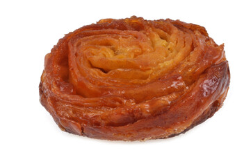 Kouign-amann en gros plan sur fond blanc