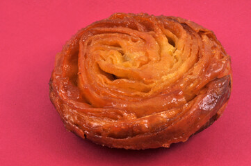 Kouign-amann en gros plan sur fond rouge