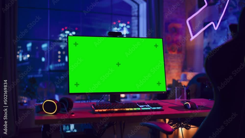 Aufkleber gaming at home: empty gaming station with player's personal computer with green screen chroma key di