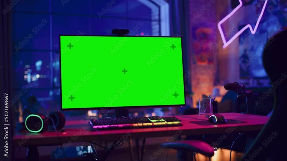 Poster gaming at home: empty gaming station with player's personal computer with green screen chroma key di