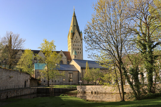 Paderborner Besonderheit; Quellbecken der Pader (Dielenpader am Dom)
