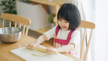 料理をする子供（育児・子育て・4歳・お手伝い）