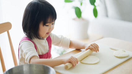 料理をする子供（育児・子育て・4歳・お手伝い）