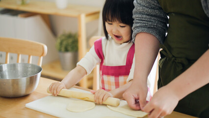 Obraz na płótnie Canvas 料理をする子供とパパ（育児・子育て・4歳・お手伝い・家族・ファミリー）