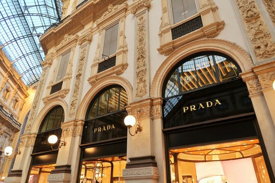 Enseigne / logo de l'entreprise de luxe Prada, c&eacute;l&egrave;bre marque de mode italienne, sur la devanture de sa boutique dans la galleria Vittorio Emanuele II &agrave; Milan &ndash; octobre 2021 (Italie)