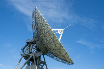 晴れた日のパラボラアンテナ