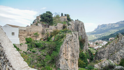 Fototapeta na wymiar Guadalest con su ciudadela o bastión original fortificado