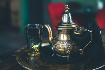Arabischer Tee serviert in einer traditionellen Kanne