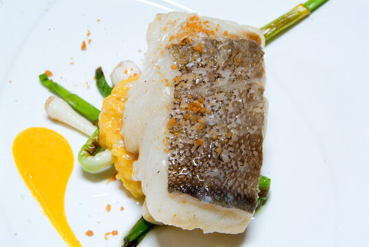 Bacalao asado, porrusalda y ajetes tiernos