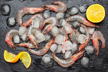 Shrimps and lemon slices among ice.