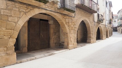 pórtico de siete arcos de medio punto con robustas columnas, en el pueblo de l`albi, comarca de...