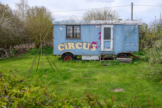alter Zirkuswagen im Garten