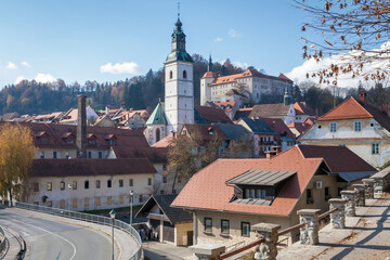 Skofia Loka. Slovenia. tetti e Campanile della chiesa di San Giacomo verso il Castello.