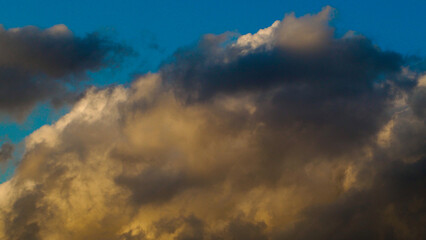 De splendides teintes jaunâtres et orangées magnifient le ciel du crépuscule, sous des petits cumulus