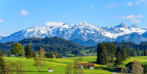 Ausblick am ostallgäuer Alpenrand mit den Burgruinen Eisenberg und Hohenfreyberg