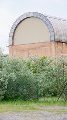 Fototapeta na wymiar Cupula de plástico gris en edificio de ladrillo