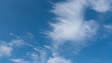 Naklejka na ściany i meble Nubes blancas de viento suave sobre cielo azul
