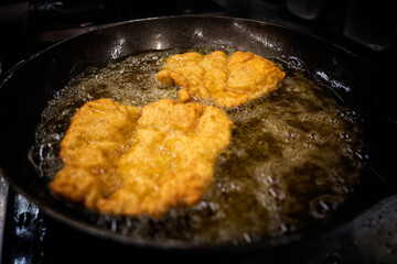 Schnitzel in Pfanne in Öl braten