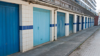 Puertas de garage en diferentes tono de azul en calle