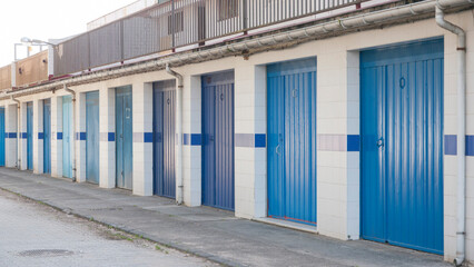 Fototapeta na wymiar Puertas de garage en diferentes tono de azul en calle