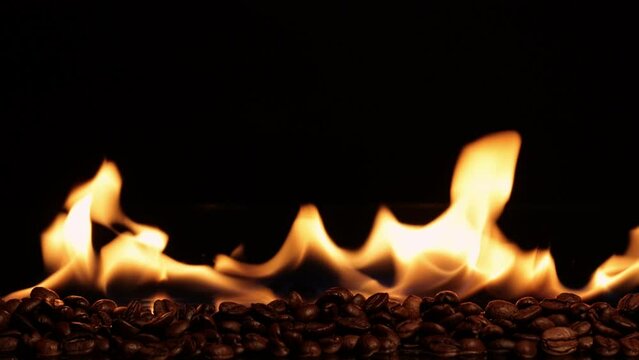 Kaffeebohnen mit Feuerflammen auf schwarzen Hintergrund