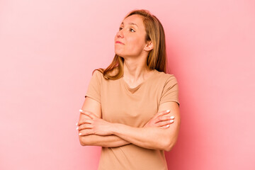 Obraz premium Young caucasian woman isolated on pink background dreaming of achieving goals and purposes