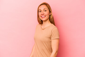 Obraz premium Young caucasian woman isolated on pink background confident keeping hands on hips.