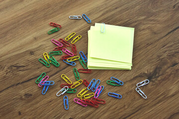 notiz paper with paperclips