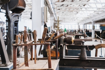 Old tools and manual presses to work the metallic material.