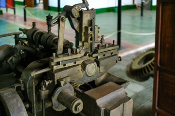 Old tools and manual presses to work the metallic material.