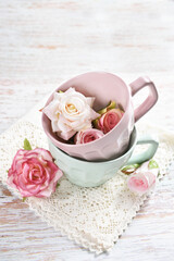 Obraz na płótnie Canvas pastel color mugs with roses