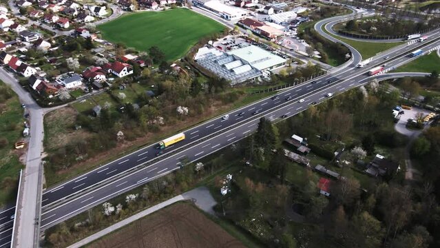 &Uuml;berflug der Autobahn an einem bew&ouml;lkten Tag