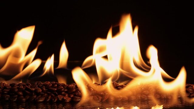Kaffeebohnen mit Feuerflammen auf schwarzen Hintergrund