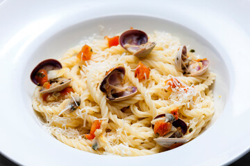 pasta with mussels and cherry tomatoes