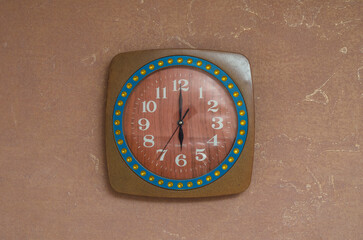wall clock shows six o'clock