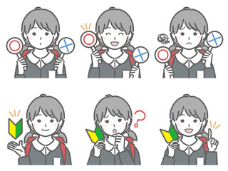 〇✕マークや初心者マークを持つ小学生女子