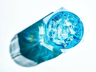 【夏】氷が入った冷たい水　水分補給