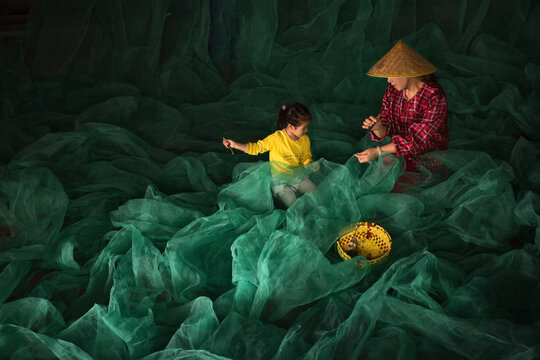 The mother and daughter of the fishing village have taught net mending and fishing techniques for two generations
