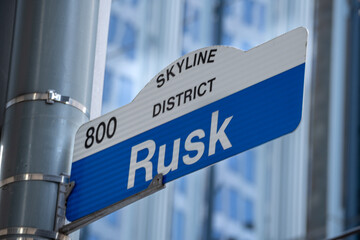 Obraz premium Rusk Street Sign in Skyline District in Downtown Houston, Texas