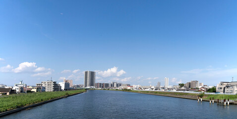 Obraz premium 東京都葛飾区にある中川橋からの眺め、東京下町の運河、
